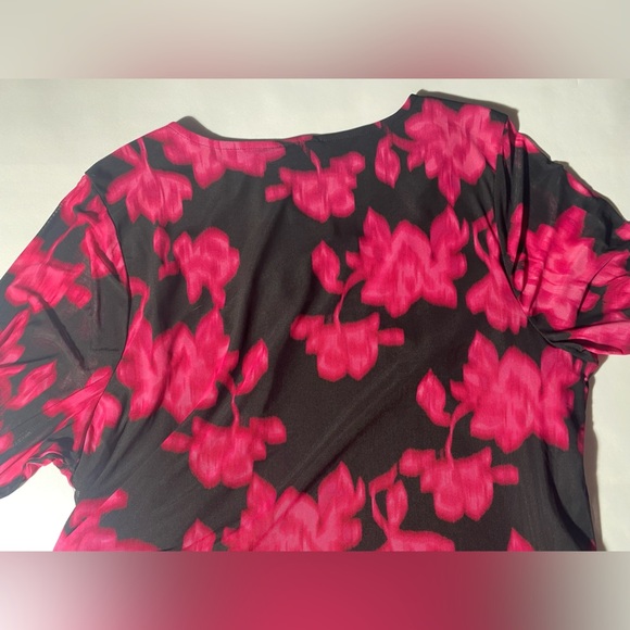 NEW Plus Size Calvin Klein Floral Mesh Asymmetric VNeck 3/4 Sleeve Ruched Top - Picture 8 of 9